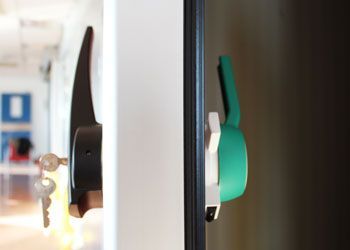 Chiusura per porte girevoli per celle frigorifere