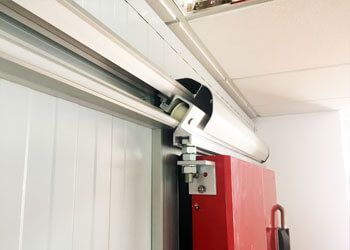 Guida alle porte scorrevoli isotermiche
